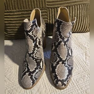 Vince Camuto Leather  Snakeskin Pattern Ankle Boots Size 7.5M